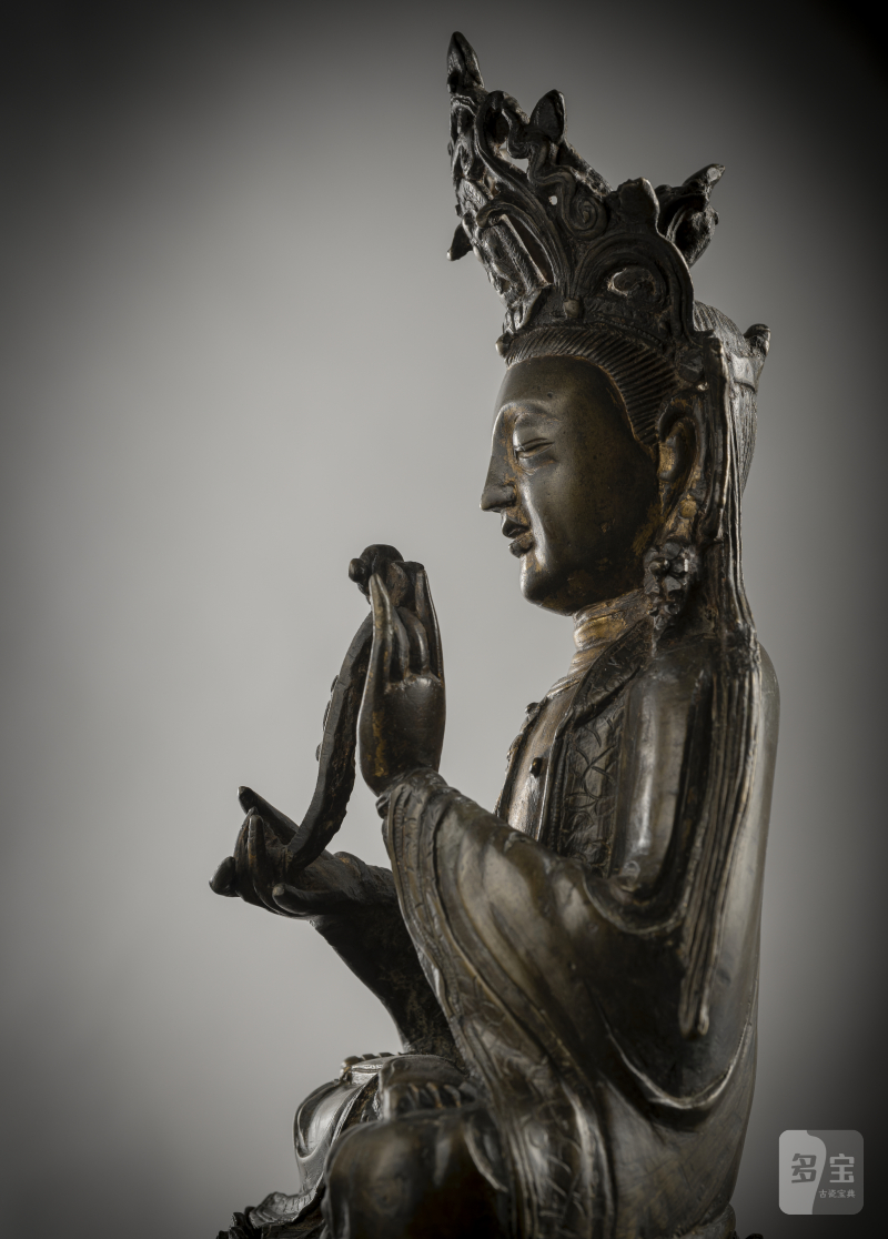 A bronze model of Guanyin on a lotus, holding a sceptre in his hands - 图3